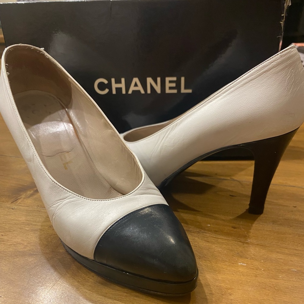 Chanel Shoe White Pump Black Detailed Round Patent Toe Heel Size 37.5 EU W Box